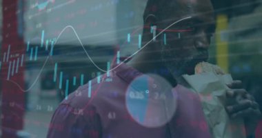 Afro-Amerikan bir adamın şehirde sandviç yemesi üzerine finansal veri işleme animasyonu. Küresel finans, iş, bağlantılar, hesaplama ve veri işleme kavramı dijital olarak oluşturulmuş video.