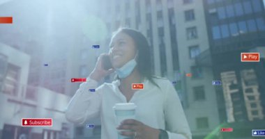 Caddede akıllı telefondan konuşan maskeli melez bir kadın hakkında medya bildirimleri. Sağlık, yaşam tarzı, şehir, dijital arayüz, sosyal ağ ve iletişim, dijital olarak oluşturulmuş video.