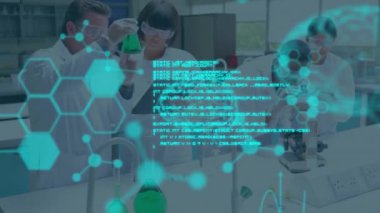 Laboratuvardaki çeşitli bilim adamları üzerinde bilimsel veri işleme animasyonu. Küresel bilim, bağlantılar, hesaplama ve veri işleme kavramı dijital olarak oluşturulmuş video.