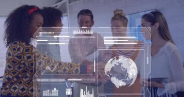 Ofisteki çeşitli iş adamları üzerinde finansal veri işleme animasyonu. Küresel finans, iş, bağlantılar, hesaplama ve veri işleme kavramı dijital olarak oluşturulmuş video.