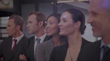 Ofisteki çeşitli iş arkadaşlarının portresi üzerine iletişim ağının animasyonu. Dijital arayüz, veri, iş, bağlantı ve iletişim, dijital olarak oluşturulmuş video.