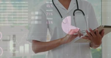 Beyaz kadın doktorların finansal veri işleme animasyonları. Küresel tıp, işletme, bağlantılar, hesaplama ve veri işleme kavramı dijital olarak oluşturulmuş video.