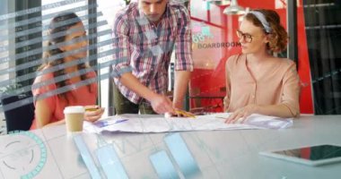 Ofisteki çeşitli iş adamları üzerinde finansal veri işleme animasyonu. Küresel finans, iş, bağlantılar, hesaplama ve veri işleme kavramı dijital olarak oluşturulmuş video.