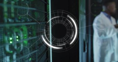 Sunucu odasındaki Afro-Amerikan işçilerin taranmasının animasyonu. Küresel iş ve dijital arayüz kavramı dijital olarak oluşturulmuş video.