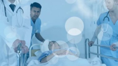 Çeşitli doktorlar üzerinde veri işleme animasyonu. Küresel tıp, bağlantılar, hesaplama ve veri işleme kavramı dijital olarak oluşturulmuş video.