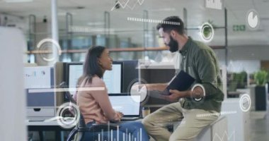 Çeşitli erkek ve kadın meslektaşların günlük ofiste tartıştıkları veri işleme animasyonları. Ağ, veri, dijital arayüz, takım çalışması, iş ve iletişim, dijital olarak oluşturulmuş video.