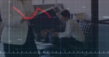 Muhtelif meslektaşların ofiste iş görüşmesi üzerine finansal veri işleme animasyonu. Küresel iş, bilgisayar, iletişim ve dijital arayüz kavramı dijital olarak oluşturulmuş video.