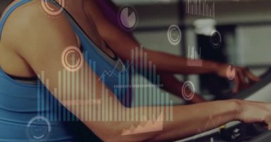 Spor salonunda egzersiz yapan beyaz kadınların veri işleme ve diyagramlarının animasyonu. Küresel spor ve dijital arayüz kavramı dijital olarak oluşturulmuş video.