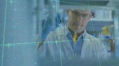 Kafkas erkek bilim adamının laboratuvarda deney yaptığı DNA iplikçiklerinin animasyonu. Küresel bilim ve dijital arayüz kavramı dijital olarak oluşturulmuş video.