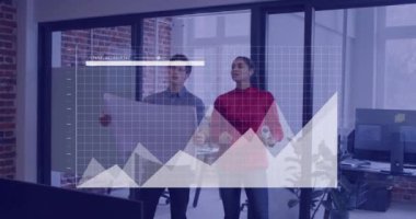 Muhtelif meslektaşların ofiste iş görüşmesi üzerine finansal veri işleme animasyonu. Küresel iş, finans ve dijital arayüz kavramı dijital olarak oluşturulmuş video.