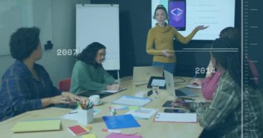 Toplantıda çeşitli iş adamlarının veri işleme animasyonları. Küresel iş, takım çalışması ve dijital arayüz kavramı dijital olarak oluşturulmuş video.