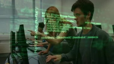 Bilgisayar kullanan erkek ve kadın öğrencilerin veri işleme animasyonları. Küresel eğitim, öğrenme, hesaplama ve dijital arayüz kavramı dijital olarak oluşturulmuş video.
