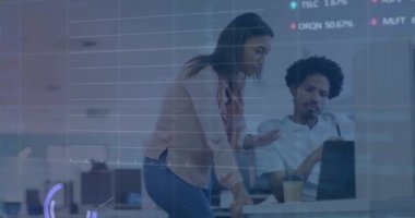 Muhtelif meslektaşların ofiste iş görüşmesi üzerine finansal veri işleme animasyonu. Küresel iş, bilgisayar, iletişim ve dijital arayüz kavramı dijital olarak oluşturulmuş video.
