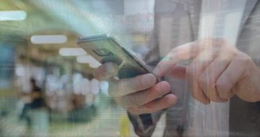 Akıllı telefon kullanan beyaz iş adamının finansal veri işleme animasyonu. Küresel finans, iş, bağlantılar, hesaplama ve veri işleme kavramı dijital olarak oluşturulmuş video.