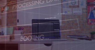 Ofisteki bilgisayar üzerinden metin ve veri işleme animasyonu. Küresel finans, iş, bağlantılar, hesaplama ve veri işleme kavramı dijital olarak oluşturulmuş video.