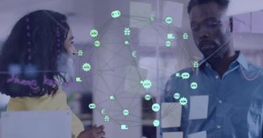 İş yerinde beyin fırtınası yapan çeşitli erkek ve kadın meslektaşlar üzerinde perakende simgelerinin oluşturulması. Bağlantı, iş, ağ, takım çalışması ve iletişim, dijital olarak oluşturulmuş video.