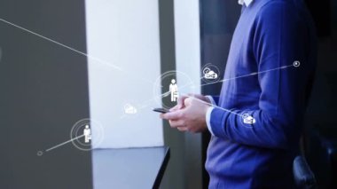Akıllı telefon kullanan Kafkasyalı işadamı üzerindeki simgelerle bağlantı ağının animasyonu. Küresel iş ve dijital arayüz kavramı dijital olarak oluşturulmuş video.