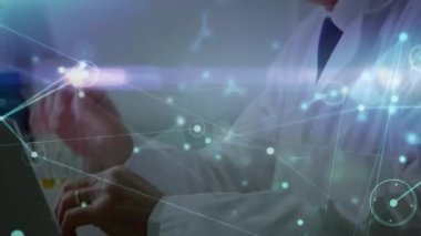 Kafkas erkek doktor üzerinden bağlantı ağının animasyonu. Küresel tıp, sağlık, bağlantılar ve dijital arayüz konsepti dijital olarak oluşturulmuş video.