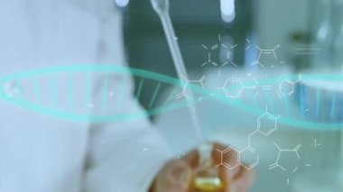 Laboratuvardaki beyaz erkek bilim adamı üzerinde bilimsel veri işleme animasyonu. Küresel bilim, bağlantılar, hesaplama ve veri işleme kavramı dijital olarak oluşturulmuş video.