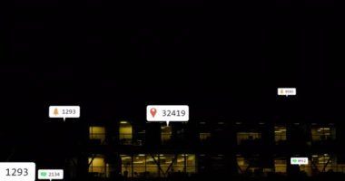 Ofis binasının üzerinde numaraları olan sosyal medya simgelerinin animasyonu. Dijital olarak oluşturulmuş küresel sosyal medya, iletişim ve dijital arayüz kavramı.