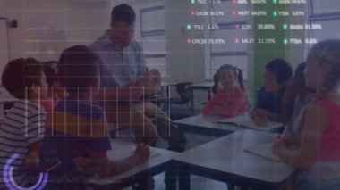 Biyoloji sınıfındaki çeşitli erkek öğretmen ve çocuklar üzerinde veri işleme animasyonu. Dijital arayüz, veri, okul, eğitim, bağlantı ve iletişim, dijital olarak oluşturulmuş video.