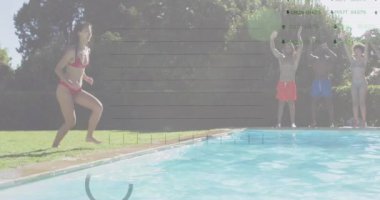 Çeşitli arkadaşların güneşli yüzme havuzuna atlaması üzerine veri işleme çizelgelerinin animasyonu. Veri, dijital arayüz, bağlantı, arkadaşlık, yaz, tatiller ve rahatlama, dijital olarak oluşturulmuş video.