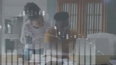Bilgisayarı kullanan endişeli Afrikalı Amerikalı çiftin finansal veri işleme animasyonu. Küresel finans, iş, bağlantılar, hesaplama ve veri işleme kavramı dijital olarak oluşturulmuş video.