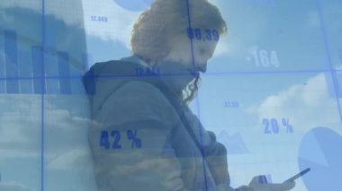 Akıllı telefon kullanan beyaz bir kadın ve oklar üzerinde şema ve veri işleme animasyonları. Küresel teknoloji ve dijital arayüz konsepti dijital olarak oluşturulmuş video.