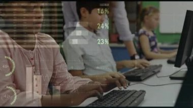 Sınıfta kadın öğretmenle birlikte çeşitli öğrencilerin finansal veri işleme animasyonu. Küresel finans, iş, bağlantılar, hesaplama ve veri işleme kavramı dijital olarak oluşturulmuş video.