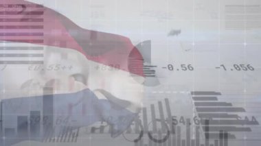 Hollanda bayrağı üzerinde finansal veri işleme animasyonu. Küresel finans, iş, bağlantılar, hesaplama ve veri işleme kavramı dijital olarak oluşturulmuş video.