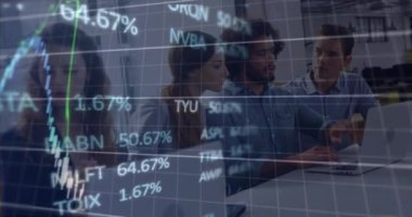Ofisteki çeşitli iş adamları üzerinde finansal veri işleme animasyonu. Küresel finans, iş, bağlantılar, hesaplama ve veri işleme kavramı dijital olarak oluşturulmuş video.
