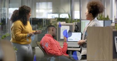 Ofisteki çeşitli iş adamları üzerinde veri işleme animasyonu. Küresel finans, iş, bağlantılar, hesaplama ve veri işleme kavramı dijital olarak oluşturulmuş video.