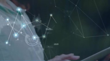 Tablet kullanan beyaz kadın üzerinde iletişim ağı ve veri işleme animasyonu. Bağlantı, veri, dijital arayüz, yaşam tarzı ve iletişim, dijital olarak oluşturulmuş video.