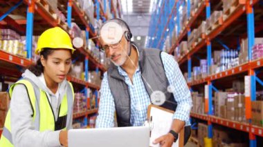 Depodaki çeşitli kadın ve erkek işçilerin ikonlarla olan bağlantılarının animasyonu. Küresel gönderim, dağıtım, bağlantılar ve dijital arayüz konsepti dijital olarak oluşturulmuş video.