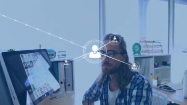 Bilgisayar kullanarak Kafkas iş adamının üzerindeki simgelerle bağlantı ağının animasyonu. Küresel iş ve dijital arayüz kavramı dijital olarak oluşturulmuş video.