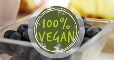 Masadaki yaban mersininden% 100 vejetaryen metnin animasyonu. Diyet, sağlıklı yaşam tarzı ve dijital olarak üretilen gıda konsepti.