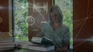 Kütüphanedeki beyaz kız öğrenci üzerinden veri işleme ile bağlantıların animasyonu. Küresel eğitim, öğrenme, bağlantılar, hesaplama ve dijital arayüz kavramı dijital olarak oluşturulmuş video.