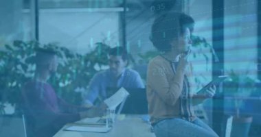 Ofisteki çeşitli iş adamları üzerinde finansal veri işleme animasyonu. Küresel finans, iş, bağlantılar, hesaplama ve veri işleme kavramı dijital olarak oluşturulmuş video.