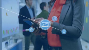 Çeşitli meslektaşların konuşmaları ve tablet kullanmaları üzerine simgelerle bağlantı ağının animasyonu. Küresel iş ve dijital arayüz kavramı dijital olarak oluşturulmuş video.