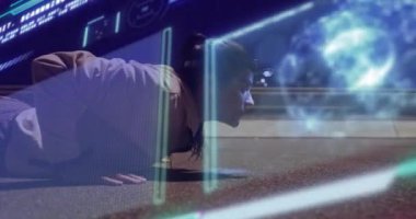 Beyaz kadın şınav çekerken veri işleme ekranının animasyonu. Dijital olarak oluşturulmuş küresel bağlantılar, hesaplama, dijital arayüz ve veri işleme kavramı.