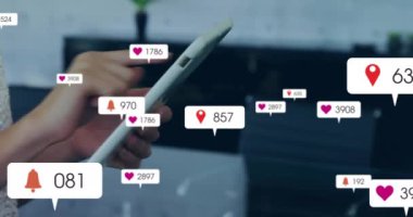Akıllı telefon kullanan beyaz bir kadının medya simgelerinin canlandırılması. Sosyal medya ve dijital arayüz konsepti dijital olarak oluşturulmuş video.