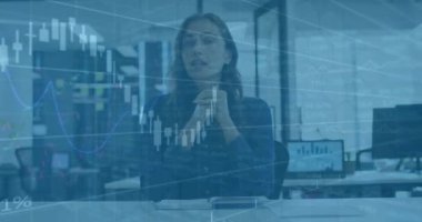 Kafkasyalı iş kadınıyla ilgili finansal veri işleme animasyonu. Küresel finans, iş, bağlantılar, hesaplama ve veri işleme kavramı dijital olarak oluşturulmuş video.