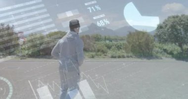 Afro-Amerikan bir adamın parkta koşması üzerine yapılan şema ve veri işleme animasyonları. Spor, teknoloji ve dijital arayüz konsepti dijital olarak oluşturulmuş video.