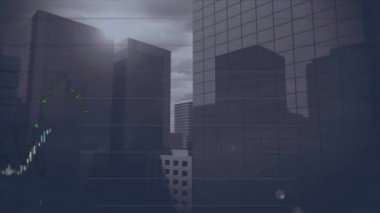 Şehir manzarası üzerindeki veri işleme ve diyagramlarının animasyonu. Küresel iş ve dijital arayüz kavramı dijital olarak oluşturulmuş video.