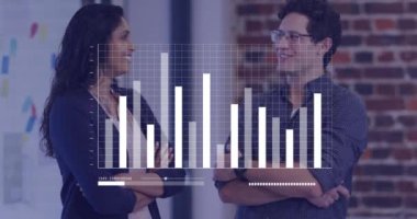 Ofisteki çeşitli iş adamları üzerinde finansal veri işleme animasyonu. Küresel finans, iş, bağlantılar, hesaplama ve veri işleme kavramı dijital olarak oluşturulmuş video.