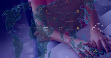 Ofiste dizüstü bilgisayar kullanan Kafkas iş kadınının finansal veri işleme animasyonu. Küresel finans, iş, bağlantılar, hesaplama ve veri işleme kavramı dijital olarak oluşturulmuş video.