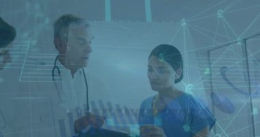 Hastanedeki çeşitli doktorlarla olan bağlantıların ve veri işlemenin animasyonu. Küresel tıp, sağlık, bağlantılar, bilgisayar ve dijital arayüz kavramı dijital olarak oluşturulmuş video.