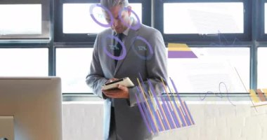 Kafkas işadamının ofisinde veri işleme animasyonu. Küresel finans, iş, bağlantılar, hesaplama ve veri işleme kavramı dijital olarak oluşturulmuş video.