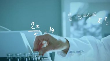 Matematiksel denklemlerin animasyonu laboratuvarda çalışan çift ırklı erkek bilim adamı üzerine. Küresel tıp, bilim, bilgisayar ve dijital arayüz kavramı dijital olarak oluşturulmuş video.