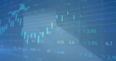 Mavi arka planda finansal veri işleme animasyonu. Küresel finans, iş, bağlantılar, hesaplama ve veri işleme kavramı dijital olarak oluşturulmuş video.